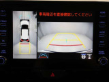 パノラミックビューモニターを装備。駐車場や交差点でクルマを真上から見るように周囲を確認できます。機能の詳細は販売店スタッフまでおたずねください。