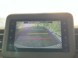 後方の映像に加えてガイドラインが表示され、駐車時に車両周辺の位置関係を確認する目安になります。狭い場所での後退や車庫入れをサポートします。