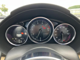 速度計やエンジン回転計などがまとまって配置され、運転に必要な情報を確認しやすい構成です。中央の表示部も含め、視線を大きく移さず状況を把握しやすく、日々の運転をサポートします。