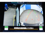 バックギアに入れるとバックカメラの映像がナビに映ります。障害物までの距離もわかりやすいです。