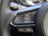 【ステアリングスイッチ】ステアリングスイッチは運転姿勢や視線を崩さずに操作が可能です。左側にはオーディオ類があります。