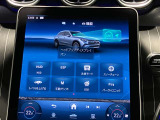 美しいグラフィックによる地図表示、ETC2.0対応VICSの広域渋滞情報を考慮したルート案内が可能。高精細ワイドディスプレイの美しい地図表示。更に、ITSスポットやVICSサービスで、より正確な渋滞情報が確認可能。