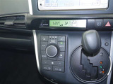 【オートエアコン】設定した温度になるように車が自動で風量や吹き出し口、冷暖房の強さを調整してくれるエアコンです。一度温度を設定すれば、自動で快適な室温を保ってくれるので運転に集中しやすいですよ♪