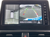 車両周辺の映像を画面で確認でき、駐車時などに周囲の状況を把握する助けになります。ガイド表示も備わり、狭い場所での切り返しや駐車位置の確認に便利に活用できます。