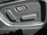 運転席シートは前後スライド・上下リフター・リクライニング・ランバーサポートを細かく調整し、人馬一体感を具現化する事ができる電動シートを装備。またお二人までシートメモリーすることができます。