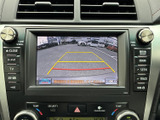 後方の映像にガイド線が表示され、駐車時に周囲との距離感を確かめる目安として役立ちます。画面で進行方向を確認しながら、車庫入れや狭い場所での駐車をサポートします。