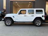 【ホイールアーチ】台形ホイールアーチはJeep伝統のデザインです。採用している理由は諸説ありますが、オフロードを走行する際にタイヤとボディが干渉しあわないよう配慮した作りにするためとなります。
