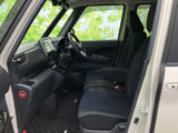 前席まわりは運転席から助手席まで見渡しやすく、広がりを感じるレイアウトです。シートは落ち着いた色合いで、足元にもゆとりがあり、乗る方それぞれがくつろぎやすい室内空間となっています。