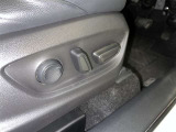 パワーシート搭載。微妙な調整が手軽にでき、ピッタリのポジションで運転することが可能です。
