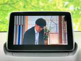 停車中は画面でテレビ番組などの映像を視聴でき、休憩時間を過ごす際にも便利です。画面表示で内容を確認しやすく、日常の待ち時間にも活用いただける装備です。