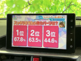 テレビ番組を表示できる画面を備えており、停車中の待ち時間にも映像を楽しめます。画面の内容が見やすく、ちょっとした休憩のひとときにも便利です。