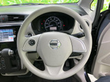 手になじみやすい形状で、運転姿勢を保ちながら前方を確認しやすい配置です。左右のスイッチから各種機能にもアクセスでき、視線の移動を抑えながら操作を行いやすいのが魅力です。