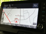地図を大きく表示し、現在地や周辺の道筋を画面上で確認できます。タッチ操作のメニューも並び、目的地設定や各種機能への切り替えを見ながら進めやすい装備です。
