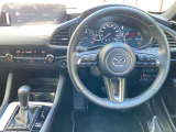 【運転席インテリアデザイン】左右対称のインテリアデザインでドライバーを包み込み運転に集中できるように設計されています。