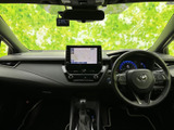 運転席から前方を見渡しやすい配置で、中央の画面やメーターも視線を移しやすい位置にまとまっています。黒を基調とした室内は落ち着きがあり、毎日の運転に集中しやすい空間です。