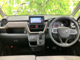 運転席まわりはメーターや画面が見渡しやすく、前方の視界も開放的です。ベージュ系の内装が明るく、シートの座面もゆったりとした印象。日々の移動を落ち着いて過ごせる室内空間に仕上がっています。