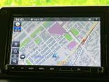 地図上に現在地や周辺道路が表示され、目的地までのルート確認に役立ちます。画面上の案内表示も見やすく、初めての場所へ向かう際にも経路を把握しやすい装備です。