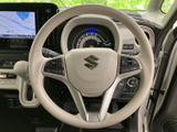 手元に複数のスイッチが配され、運転姿勢を保ちながら車両の機能を扱いやすい構成です。メーターやナビを見ながら操作しやすく、日常の運転を快適にサポートします。