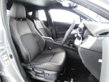 高いホールド性で運転姿勢が安定します。長距離ドライブでも疲れにくいのが魅力です。快適なドライビングライフをお送りください♪