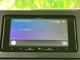 Bluetoothオーディオの画面に時刻や再生操作が表示され、基本情報をひと目で確認しやすい構成です。画面内の案内に沿って操作でき、音源選択にも活用できます。