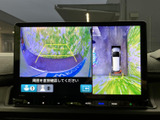 車両周囲の映像と上方から見た表示を切り替えて確認でき、駐車時の周囲確認をサポートします。画面上のガイドも目安にしながら、ゆっくりと駐車操作を行えます。