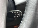 クルーズコントロール機能付きです。走行中に先行車の様子を検知しながら、設定した車速の範囲内で先行車との距離のキープを支援します。詳細は販売店スタッフまでおたずねください。