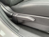前後、背もたれだけでなく座面の高さも調整できお好きなポジションで運転できます。