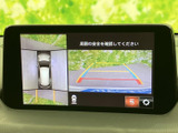 後方の映像に加えて車両周囲の様子も画面で確認でき、駐車時の周囲確認をサポートします。ガイド線も表示されるため、駐車スペースに合わせて位置を確認しながら操作できます。