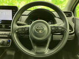 ステアリング上には複数のスイッチがまとまり、運転姿勢を大きく変えずに各種機能へ手を伸ばしやすい配置です。前方を見ながら必要な操作を行いやすく、日常の運転を快適にサポートします。