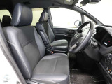 ゆったり室内で運転もしやすいです♪使い勝手の良い配置も考えられています!!