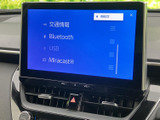 交通情報に加え、Bluetooth、USB、Miracastの項目が画面に表示されています。利用したい入力方法を画面から選べるため、日常の音楽再生などにも活用しやすい装備です。