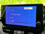 USBやBluetooth、テレビ、FMなどの選択肢が画面に表示され、利用したい音源を選びやすい構成です。普段使うメディアに合わせて切り替えられ、移動時間を快適に過ごせます。