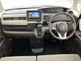 運転席まわりには、メーターやナビ画面が見やすくまとまり、前方の視界も広く確保されています。座面からの見晴らしもよく、運転する方が落ち着いて過ごせる室内です。