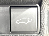 【パワーバックドア】スマートキーや運転席のボタンを押すだけでリアゲートが自動で開閉します!荷物を持っている時や、高い位置にあるバックドアを閉める際に便利な機能です♪