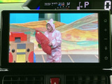 画面で映像を確認でき、停車中の待ち時間も車内で楽しめます。タッチ操作に対応した大きな表示部に加え、周辺のボタンも見分けやすく、機器を使いやすい配置です。