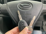 握りやすい形状のステアリングが運転席前方に配置され、運転姿勢を整えやすいレイアウトです。中央部にはエアバッグの表示があり、安全装備への配慮も感じられます。
