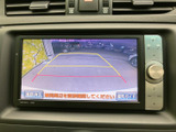 画面には車両後方の映像とガイドラインが表示され、駐車時に周囲を確認する目安として活用できます。画面の案内表示も見やすく、バック時の確認をサポートします。