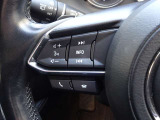 【ステアリングスイッチ】ステアリングスイッチは運転姿勢や視線を崩さずに操作が可能です。左側にはオーディオ類があります。
