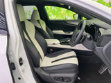 明るい色と黒を組み合わせたシートが、運転席まわりをすっきりとした印象にまとめます。前方や左右を見渡しやすく、乗り降りの際も室内の様子を確認しやすい空間です。