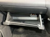 【グローブボックス】容器がせり出してくるバケットタイプ!一目で中身を把握でき、取り出しやすさにも優れます!