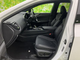 運転席まわりから助手席まで落ち着いた色合いでまとめられ、前席には身体を支える形状のシートを採用しています。着座位置から前方を見渡しやすく、足元にもゆとりを感じられる室内空間です。