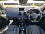 内装はシンプルに使い勝手を考え作られています。お車を運転する感覚をダイレクトに体感して頂けます。室内も広くロングドライブにも快適にお過ごしいただけます。