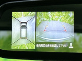 後方の映像に加えて車両周辺の表示も確認でき、駐車時の状況把握をサポートします。画面のガイド表示を参考にしながら、周囲を確かめて操作できる装備です。