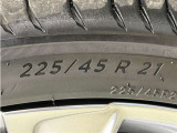 タイヤサイズは【225/45R21】