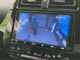 停車中にテレビ映像を視聴でき、待ち時間や休憩中の過ごし方に活用いただけます。画面で番組の内容を確認できるため、目的地に着いてからのひとときにも便利な装備です。