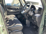 運転席まわりは前方や左右の窓から視界を確保しやすく、乗り降りの際にも室内を見渡せます。座面には模様のある生地を採用し、ゆったりと座れる空間。足元も広く、日常使いに便利です。