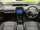 運転席まわりには各種表示や操作部がまとまり、必要な情報を確認しやすいレイアウトです。前方を見渡しやすい視界と合わせて、運転に必要な情報へ目を向けやすい環境を整えています。