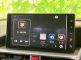 画面にはラジオやテレビ、Apple CarPlayなどのメニューが表示され、目的に合わせて選びやすい構成です。ホームや音量のアイコンも並び、日常の移動で扱いやすい装備です。