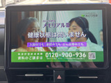 テレビ映像を表示できるモニターを備え、停車中の待ち時間にも番組を視聴できます。画面が大きく、同乗者と一緒に楽しめるため、休憩中の車内時間を有効に使えます。
