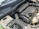 ミニクロスオーバー クーパーSのエンジンルームの状態です。車両の心臓部も分かりやすく掲載しています。